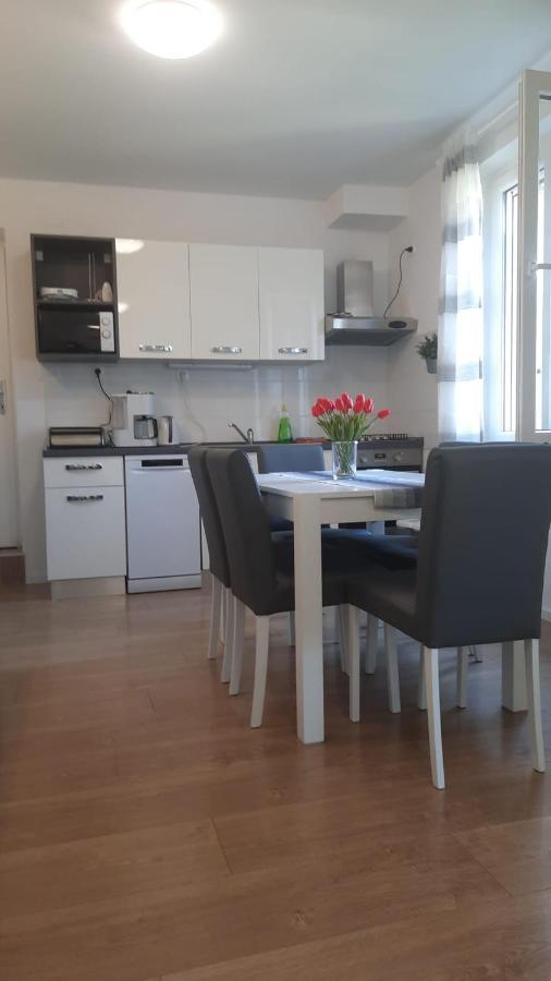 Beach Apartment Kate With Sea View, Balcony And Parking, Murter, Dalmatia 外观 照片