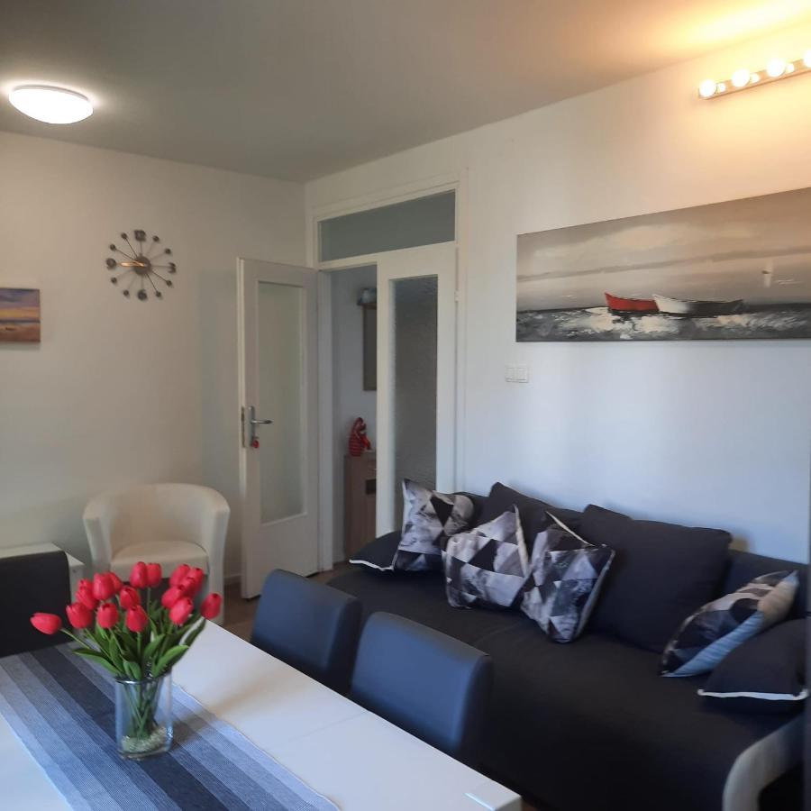 Beach Apartment Kate With Sea View, Balcony And Parking, Murter, Dalmatia 外观 照片