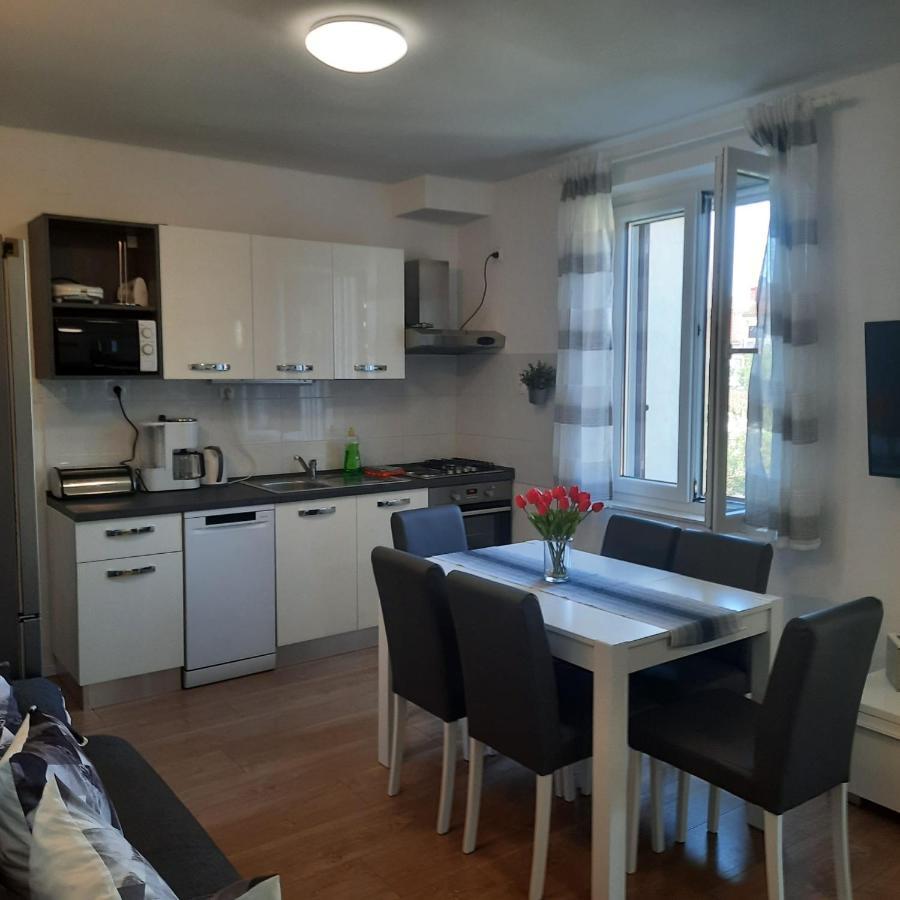 Beach Apartment Kate With Sea View, Balcony And Parking, Murter, Dalmatia 外观 照片