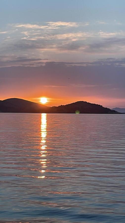 Beach Apartment Kate With Sea View, Balcony And Parking, Murter, Dalmatia 外观 照片