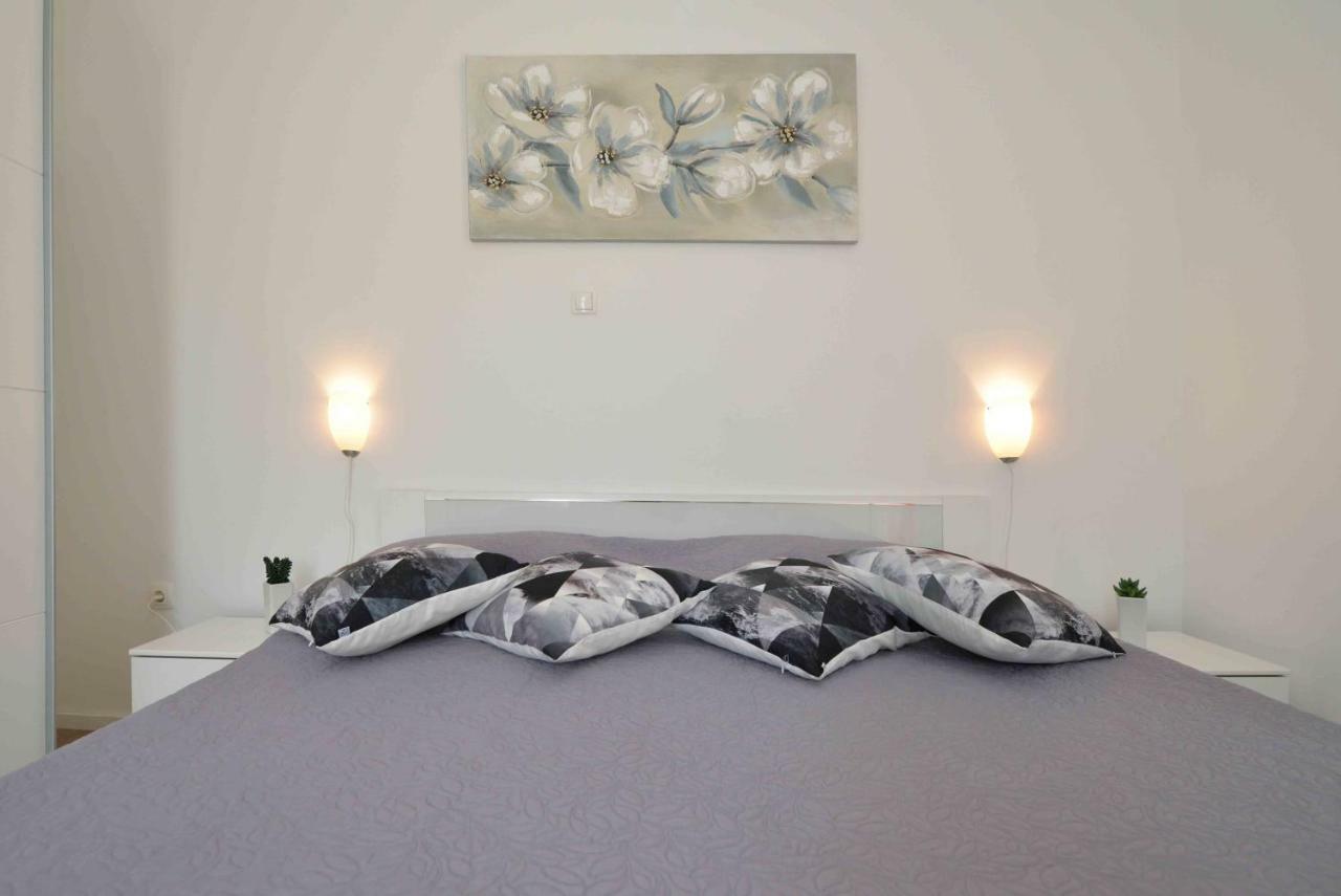 Beach Apartment Kate With Sea View, Balcony And Parking, Murter, Dalmatia 外观 照片